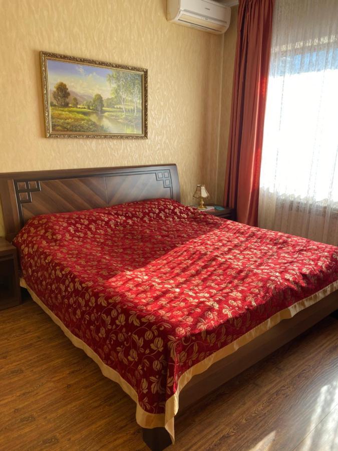 Готель «Вишневий Сад» Mukacheve Exterior photo